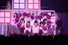 「ハートの地球（ほし）」を披露するさくら学院。