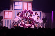 「ハートの地球（ほし）」を披露するさくら学院。