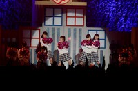 「ハートの地球（ほし）」を披露するさくら学院。