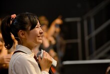 バースデーサプライズに涙する白井沙樹。