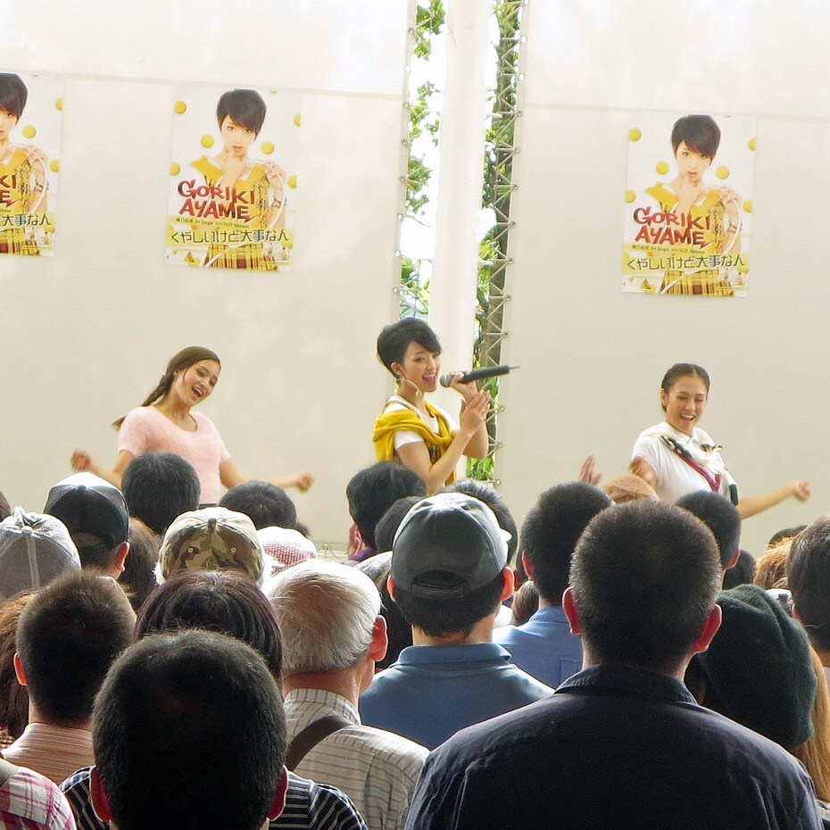 剛力彩芽、青空の下でラケットダンス生披露