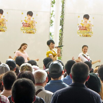 千葉・イオンモール幕張新都心でミニライブを行う剛力彩芽。