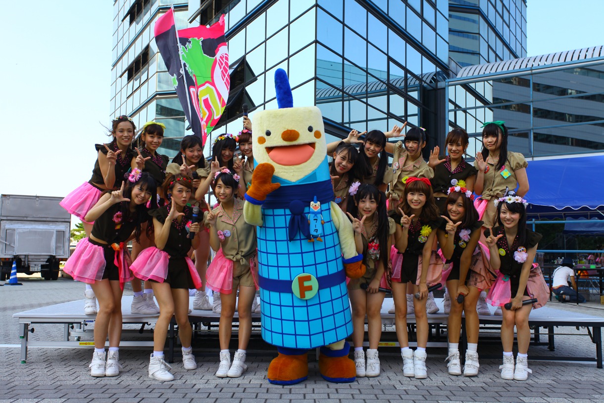 LinQ「ウェッサイ!!ガッサイ!!」福岡タワーでのリリースイベントの様子。