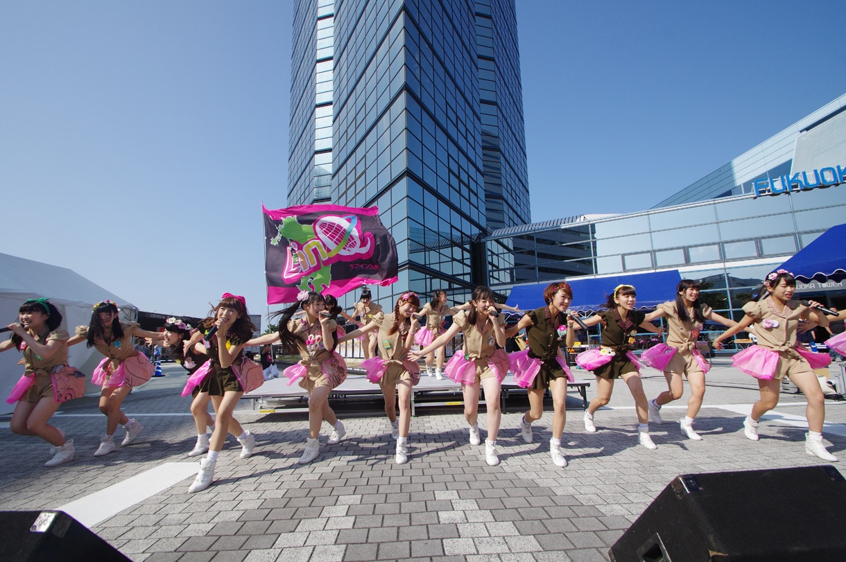 LinQ「ウェッサイ!!ガッサイ!!」福岡タワーでのリリースイベントの様子。