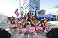 LinQ「ウェッサイ!!ガッサイ!!」福岡タワーでのリリースイベントの様子。