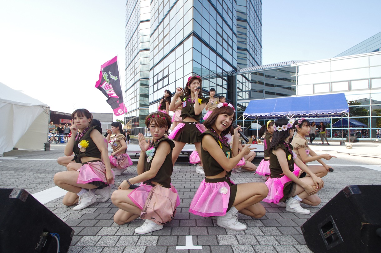 LinQ「ウェッサイ!!ガッサイ!!」福岡タワーでのリリースイベントの様子。