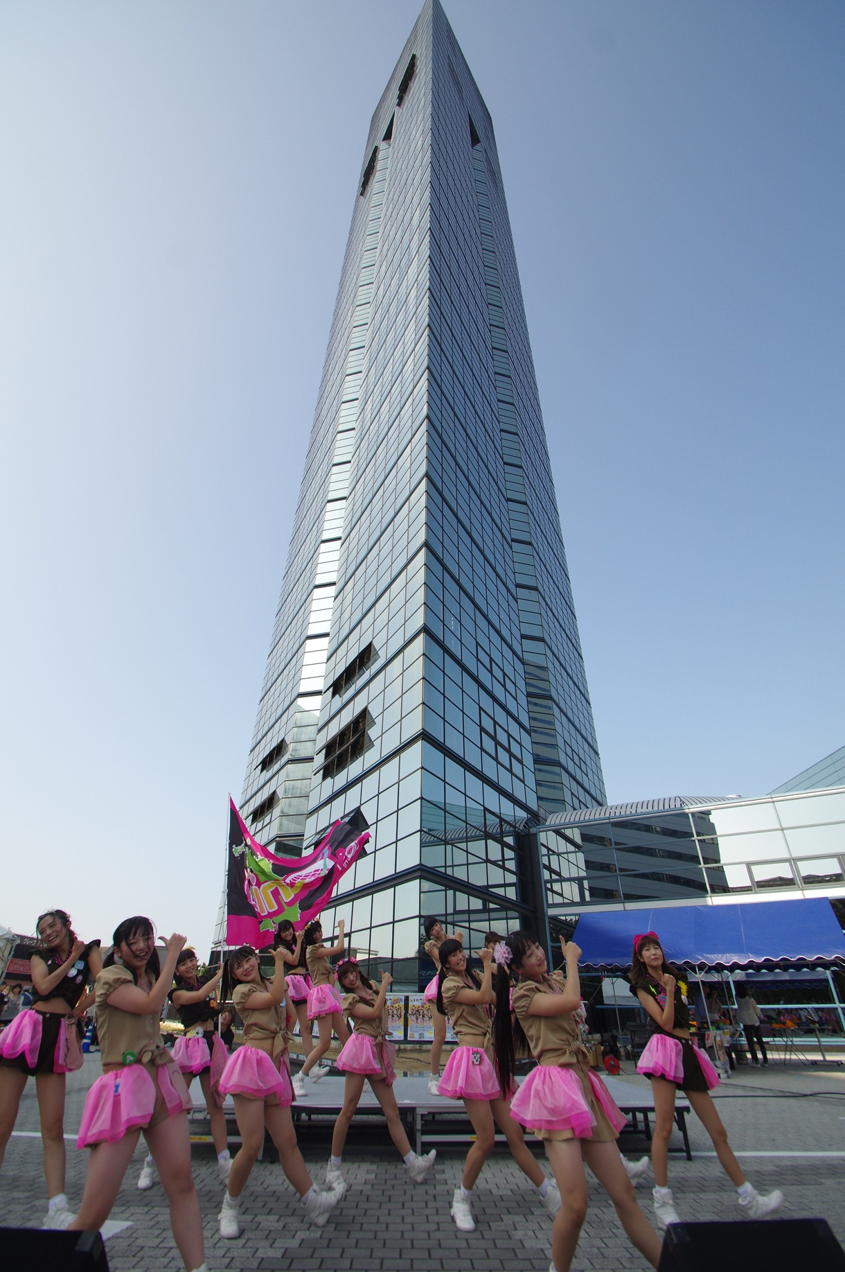 LinQ「ウェッサイ!!ガッサイ!!」福岡タワーでのリリースイベントの様子。