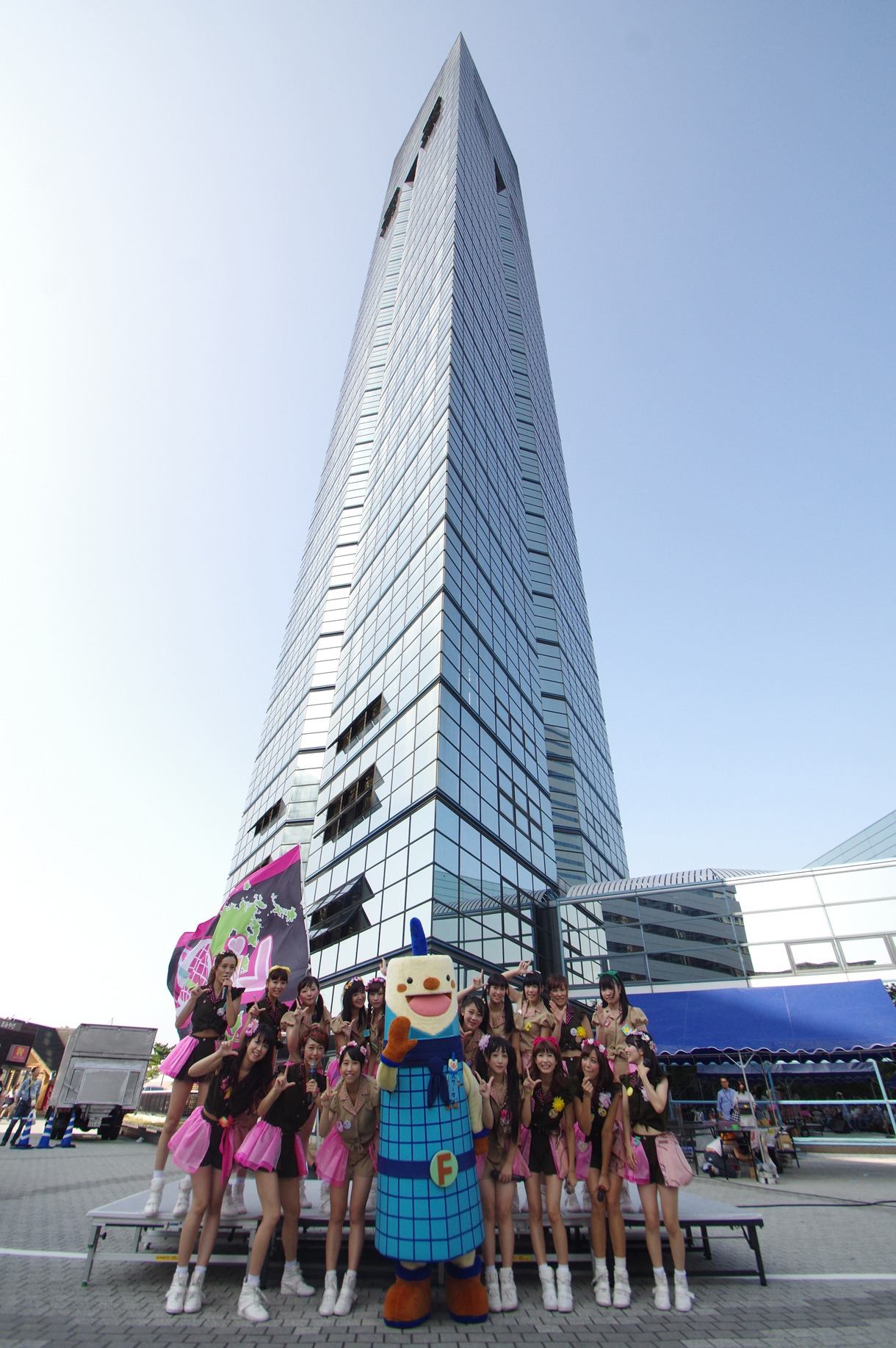 LinQ「ウェッサイ!!ガッサイ!!」福岡タワーでのリリースイベントの様子。