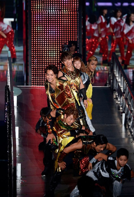 「Choo Choo TRAIN」を披露するEXILE TRIBE。