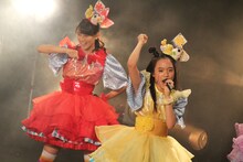 左から秋本帆華、伊藤千由李。