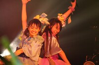 左から咲良菜緒、大黒柚姫。