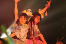 左から咲良菜緒、大黒柚姫。