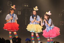 左から秋本帆華、伊藤千由李、安藤ゆず。