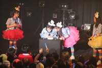 ケーキのロウソクを吹き消す咲良菜緒＆安藤ゆず（中央）。
