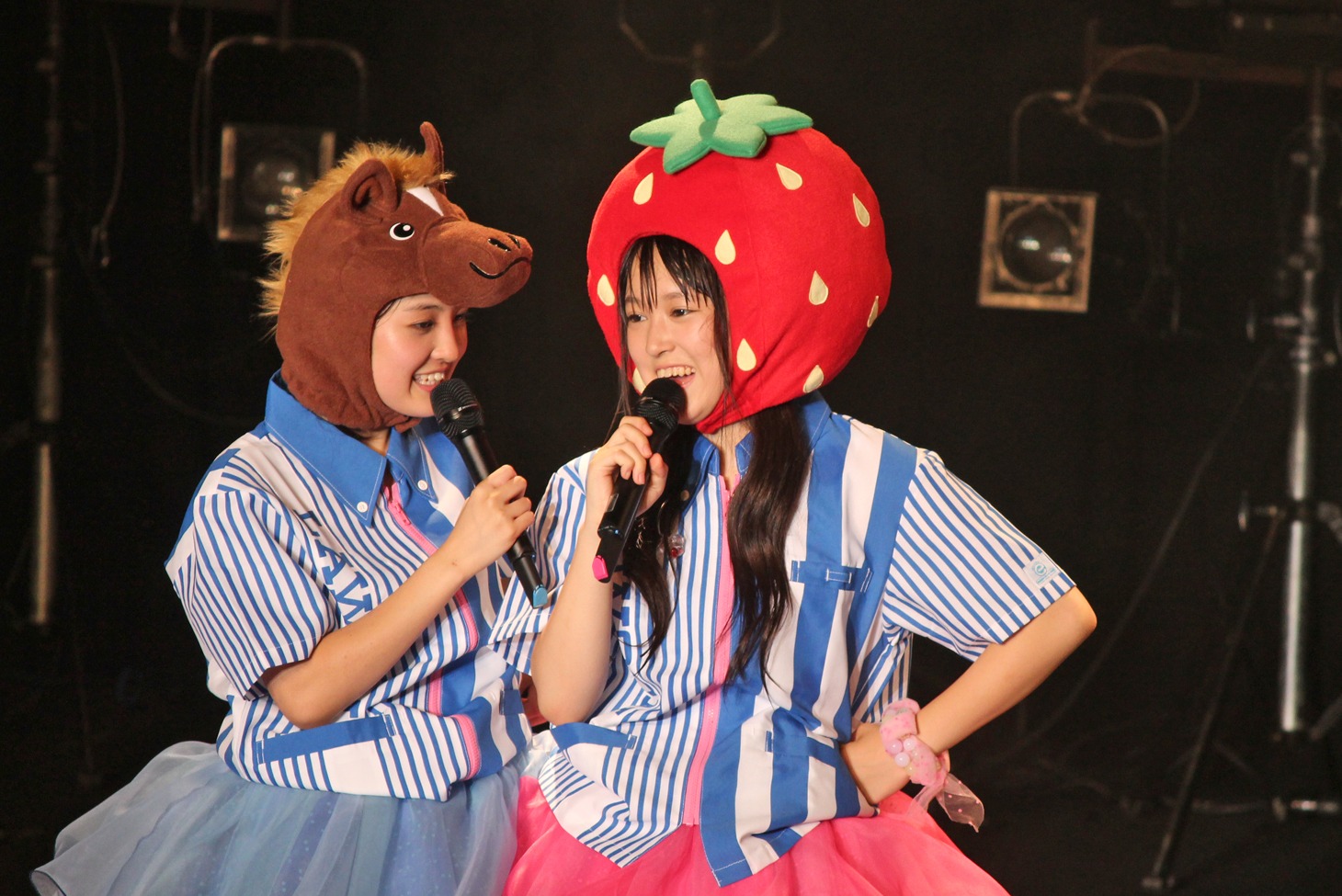 左から誕生日を祝福される馬（咲良菜緒）といちご星人（安藤ゆず）。