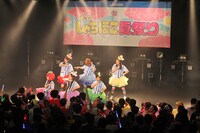 ローソンの制服で「でらディスコ」を歌うチームしゃちほこ。