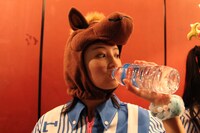 水を飲む馬（咲良菜緒）。