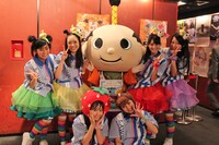 名古屋のマスコットキャラ「はちまるくん」と記念撮影するチームしゃちほこ。