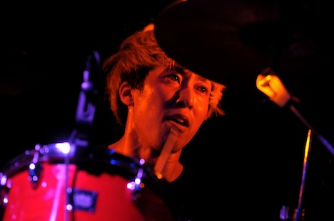 amimo（Dr）（撮影：半田安政[Showcase]）