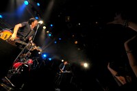 JELLYFiSH FLOWER'S「ジェリーフィッシュフラワーズIIリリースツアーファイナル」の様子。（撮影：半田安政[Showcase]）