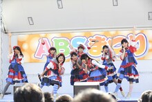 写真は「私立恵比寿中学オータムソニー・ミュージックレーベルズハヌケツアー2014～どうかせんぱちぱちhahahaん～」秋田公演として行われた「ABSまつり2014」の様子。