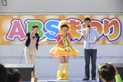モグPの着ぐるみで「ABSまつり2014」のステージ登場した廣田あいか（中央）。