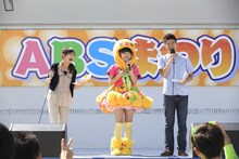 モグPの着ぐるみで「ABSまつり2014」のステージ登場した廣田あいか（中央）。