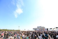 写真は「私立恵比寿中学オータムソニー・ミュージックレーベルズハヌケツアー2014～どうかせんぱちぱちhahahaん～」秋田公演として行われた「ABSまつり2014」の様子。