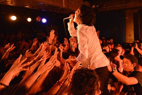 石崎ひゅーい（Photo by Kazumichi Kokei）