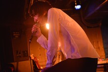 「スペースシャワー列伝100巻記念公演 ～第100巻 初志貫徹の宴～」での石崎ひゅーいのライブの様子。（撮影：古溪一道 / スペースシャワー列伝100巻記念公演 ～第100巻　初志貫徹の宴～）