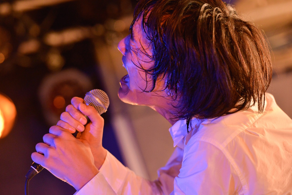 「スペースシャワー列伝100巻記念公演 ～第100巻 初志貫徹の宴～」での石崎ひゅーいのライブの様子。（撮影：古溪一道 / スペースシャワー列伝100巻記念公演 ～第100巻　初志貫徹の宴～）