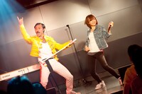 スベリー・マーキュリーと長谷川萌美による「I was born to love you」歌唱の様子。