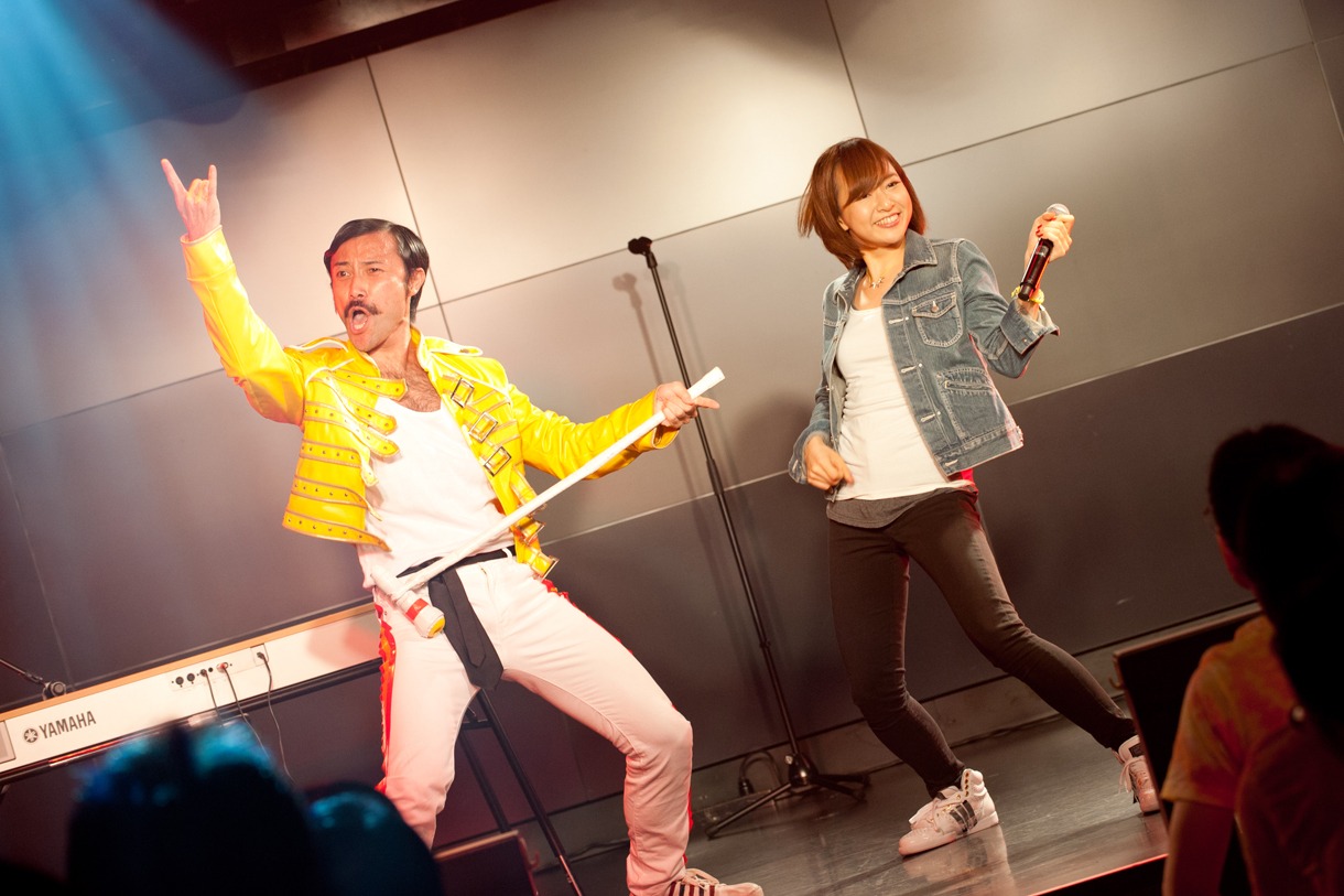 スベリー・マーキュリーと長谷川萌美による「I was born to love you」歌唱の様子。