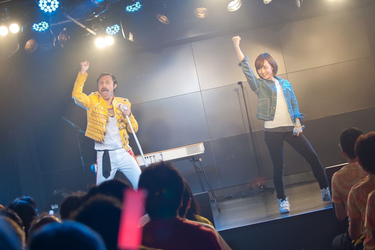スベリー・マーキュリーと長谷川萌美による「I was born to love you」歌唱の様子。