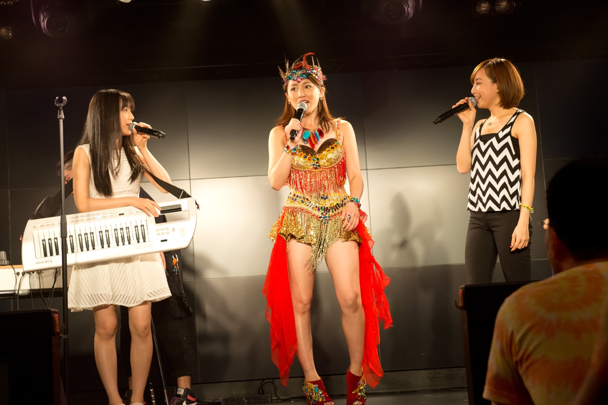 左から田崎あさひ（Bitter & Sweet）、吉川友、長谷川萌美（Bitter & Sweet）。
