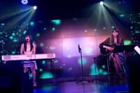 田崎あさひ（Bitter & Sweet）、宮澤茉凜（G / LoVendoЯ）による「さよなら涙」歌唱の様子。
