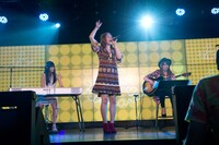 田崎あさひ（Bitter & Sweet）、吉川友、魚住有希（G / LoVendoЯ）による「きっかけはYOU!」歌唱の様子。