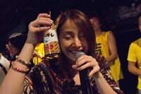 カフェオレをアピールする吉川友。