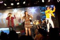 DJ michitomoの流すBGMで踊り出す長谷川萌美、吉川友、スベリー・マーキュリー。