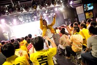 フロアに飛び込むスベリー・マーキュリー。