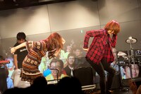 アップアップガールズ（仮）の「全力！ Pump Up!!」を踊り出す吉川友、長谷川萌美。