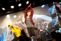 ジャンプする長谷川萌美。