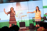 ファン代表の友フレダンサーと踊る吉川友。