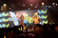 ファン代表の友フレダンサーと踊る吉川友。