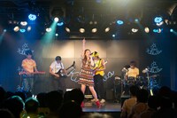 ファン代表の友フレバンドをバックに歌う吉川友。