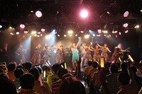 エンディングで「Hey Jude」を歌う出演者たち。