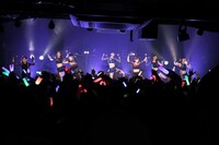 アップアップガールズ（仮）によるライブの様子。