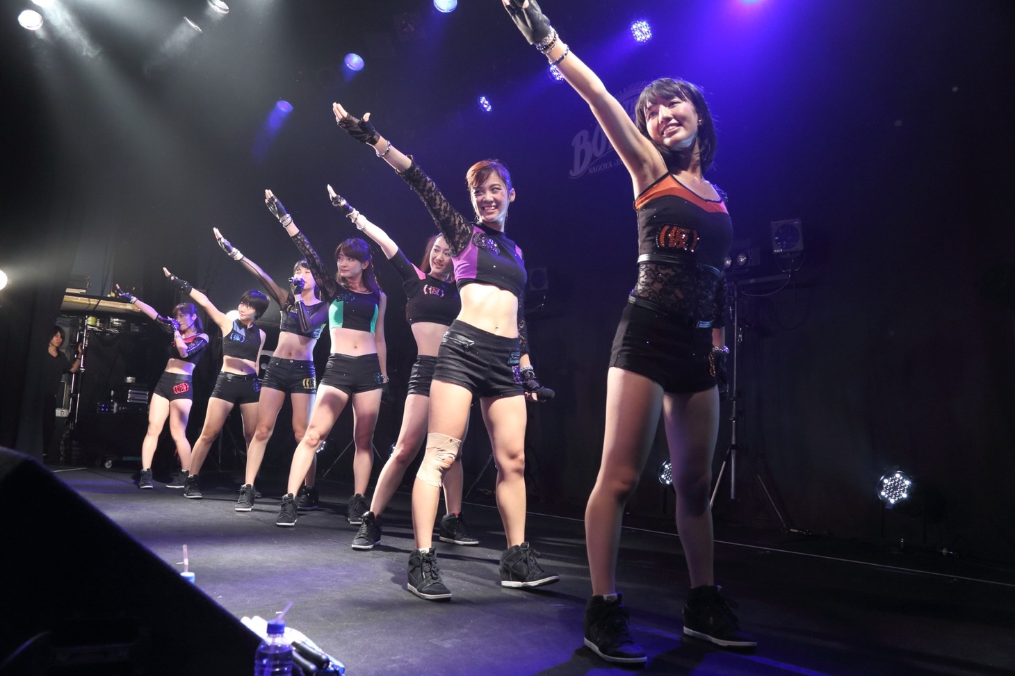 アップアップガールズ（仮）によるライブの様子。