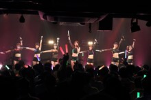 アップアップガールズ（仮）によるライブの様子。