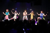 THE ポッシボーによるライブの様子。